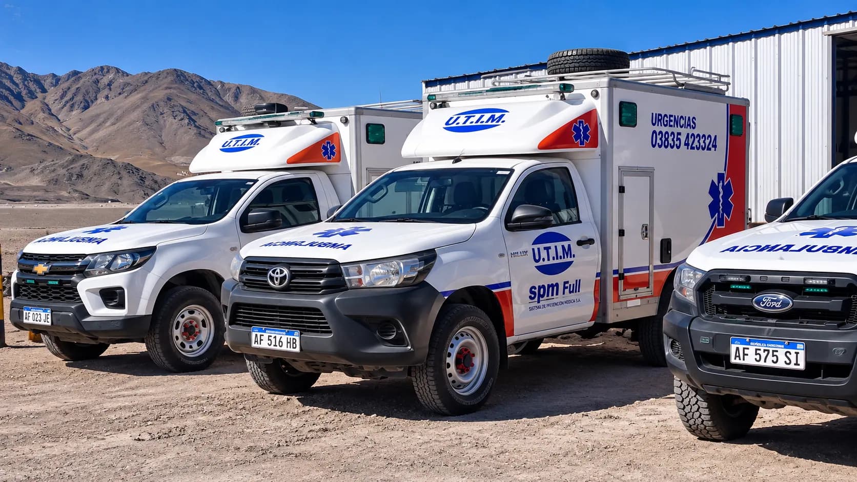 Ambulancias UTIM 4x4 de SPM frente a la cordillera